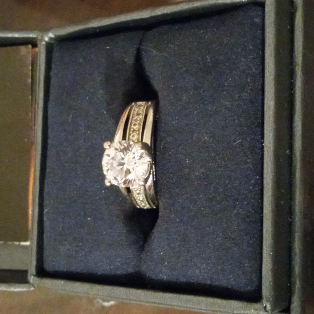Gorgeous Diamond ring. - Picture 1 of 9